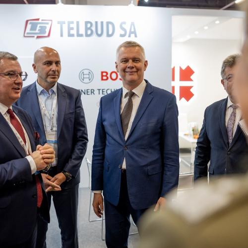 szef MSWiA T. Siemoniak na stoisku Telbud SA (źródło KG SG)