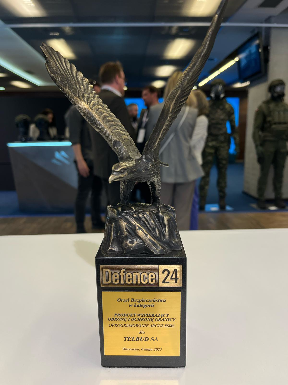 statuetka Orzeł Bezpieczeństwa dla Telbud SA